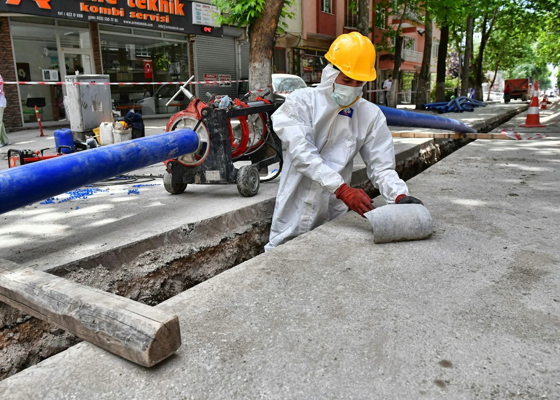 Yol üzerinde altyapı kanalı açılan çalışma alanı