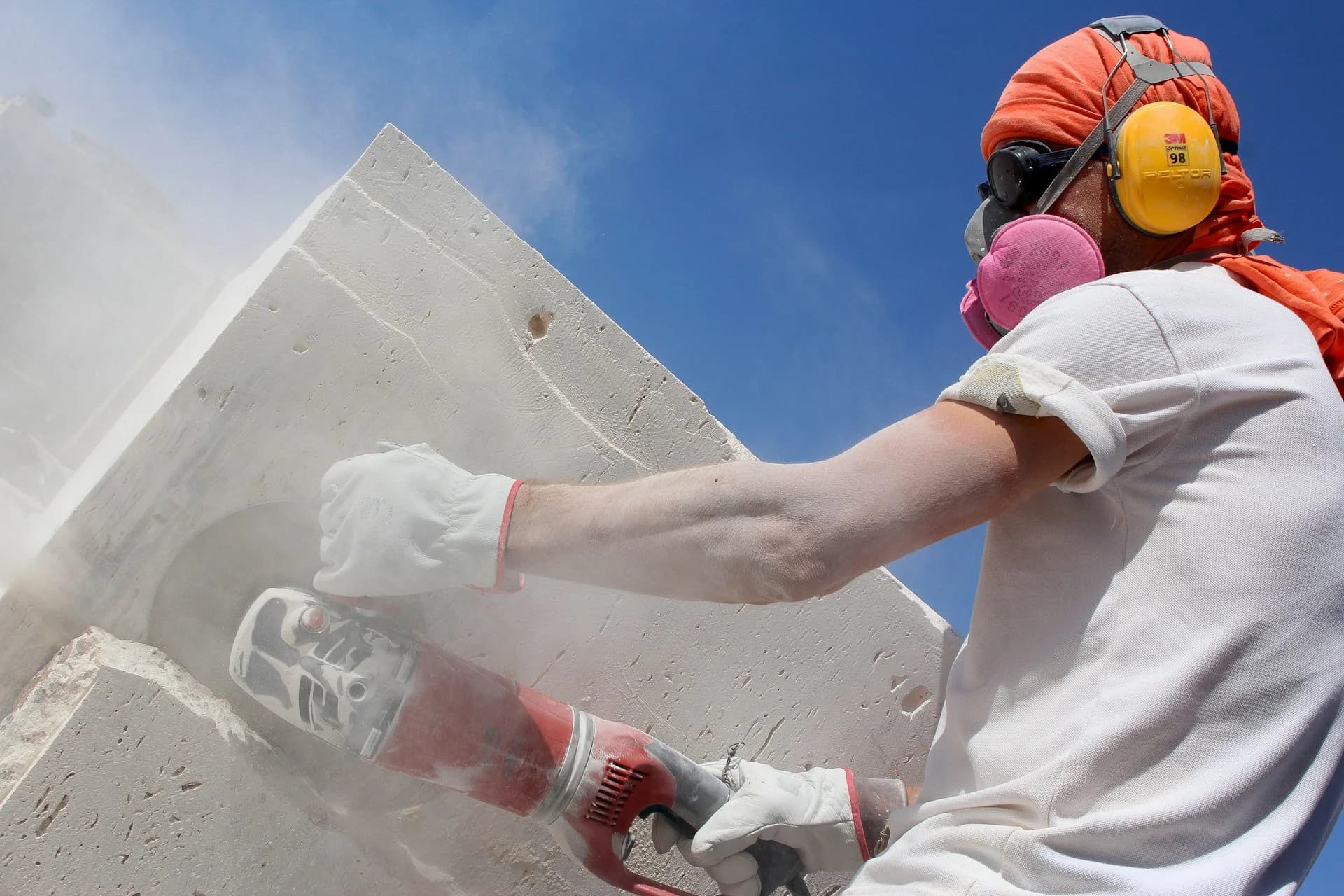 Elmas diskli makine ile beton blok kesimi yapan usta
