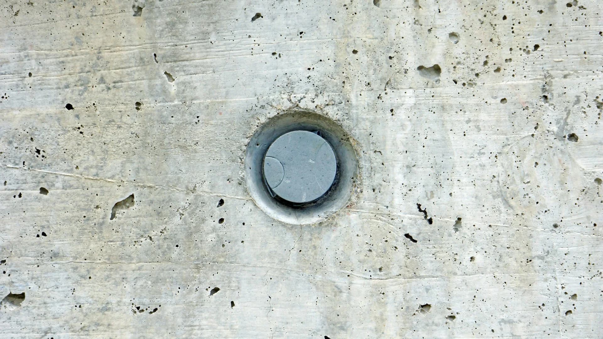 Beton duvarda karot makinesi ile açılmış dairesel delik